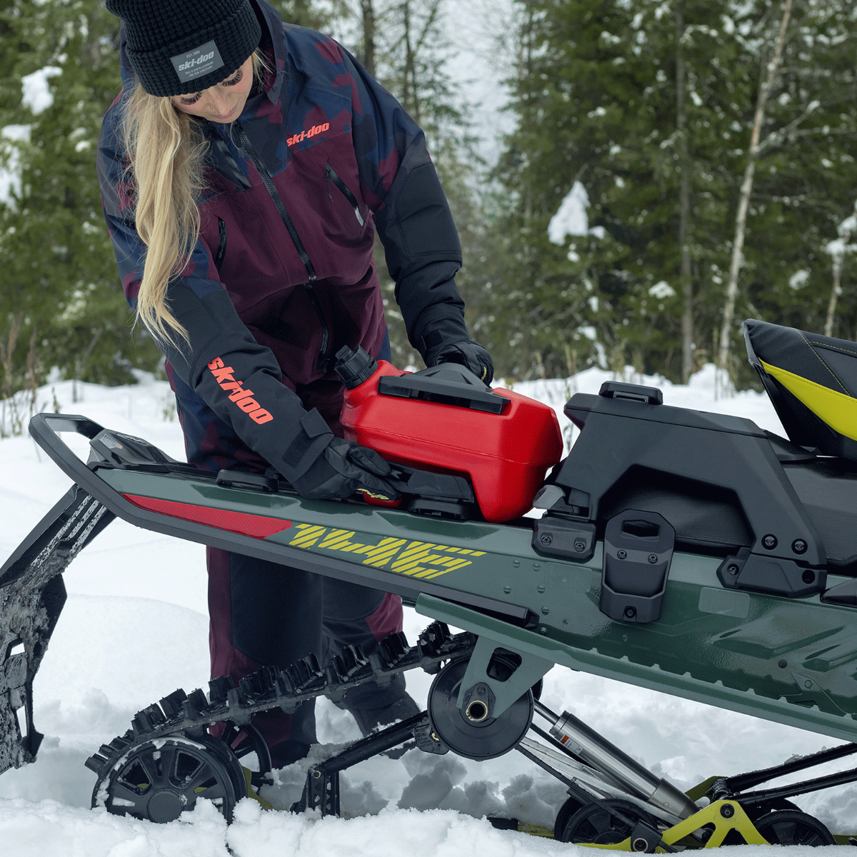 LinQ 3.7 US Gal (14.5 L) Stackable Fuel Caddy, lifestyle 3