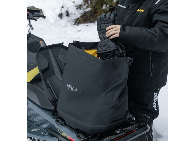 Ski-Doo LinQ 22 US Gal (26 L) Slim Waterproof Tunnel Bag in Black, 860202451