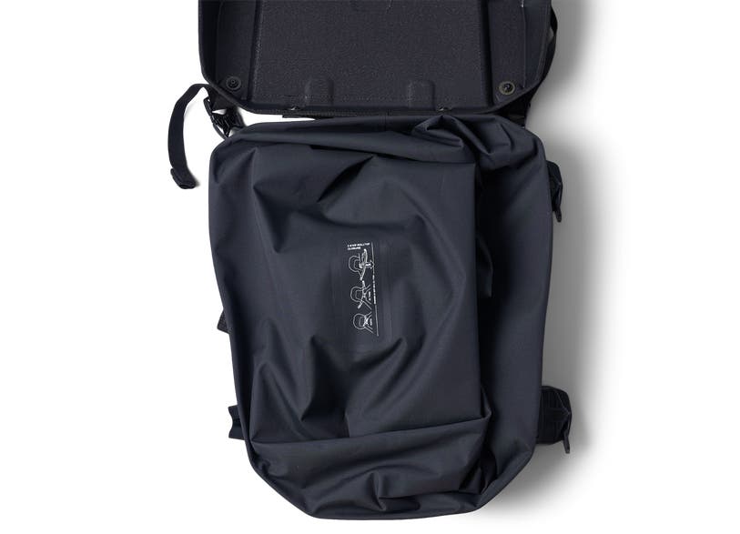 Ski-Doo LinQ 22 US Gal (26 L) Slim Waterproof Tunnel Bag in Black, 860202451