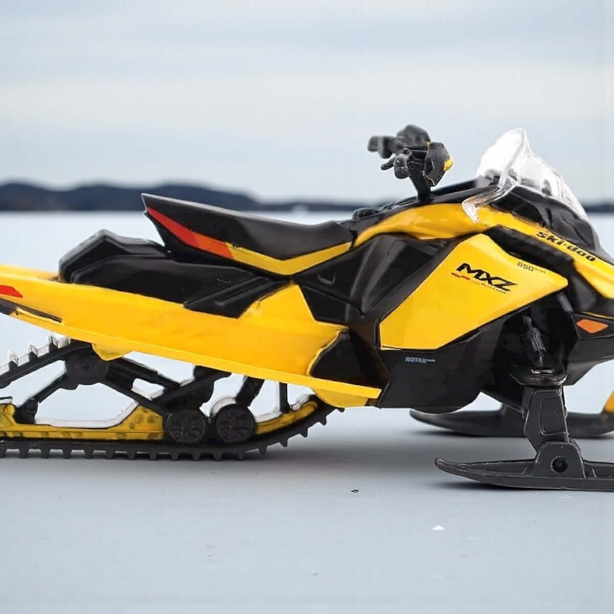 Modèle réduit BRP Bombardier à l'échelle 1:32 en métal moulé sous pression Ski-Doo MXZ Blizzard (segment sentier) + MXZ 120cc (modèle enfant), jaune néo 60022