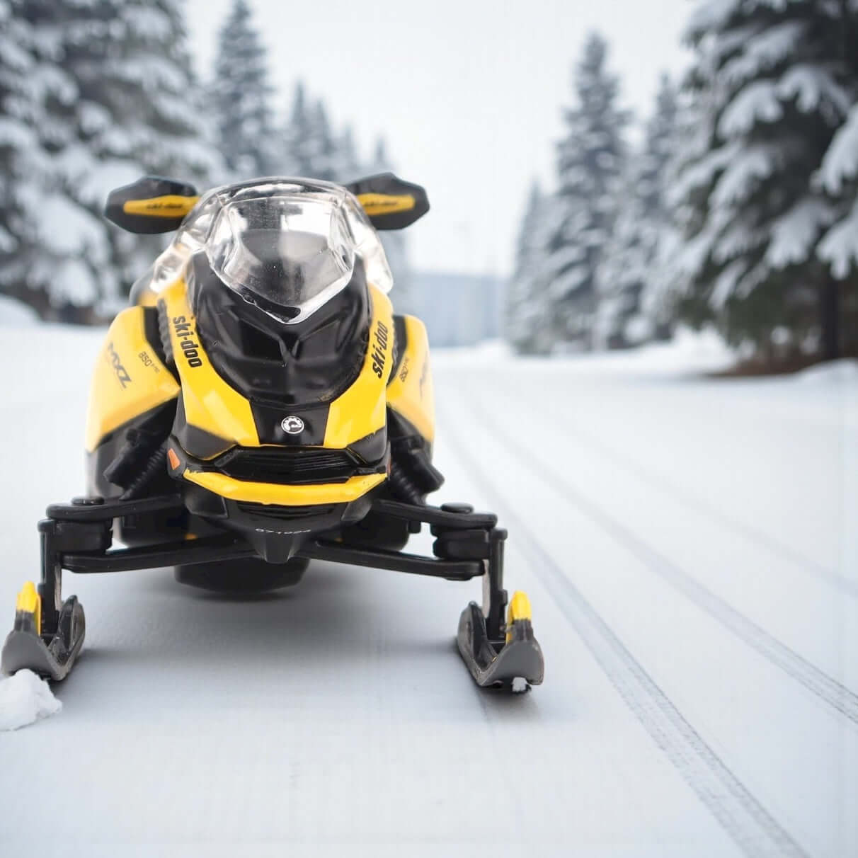 BRP Bombardier 1:32 Scale Diecast Replica – Ski-Doo MXZ Blizzard + MXZ 120cc (Neo Yellow) #60022
