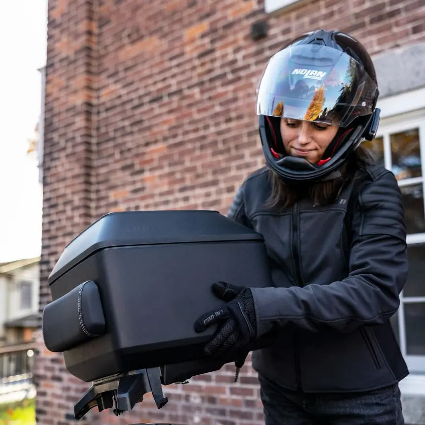 Rider carrying the LinQ Top Case (36 L) with the Can-Am Backrest Pad, 219401270