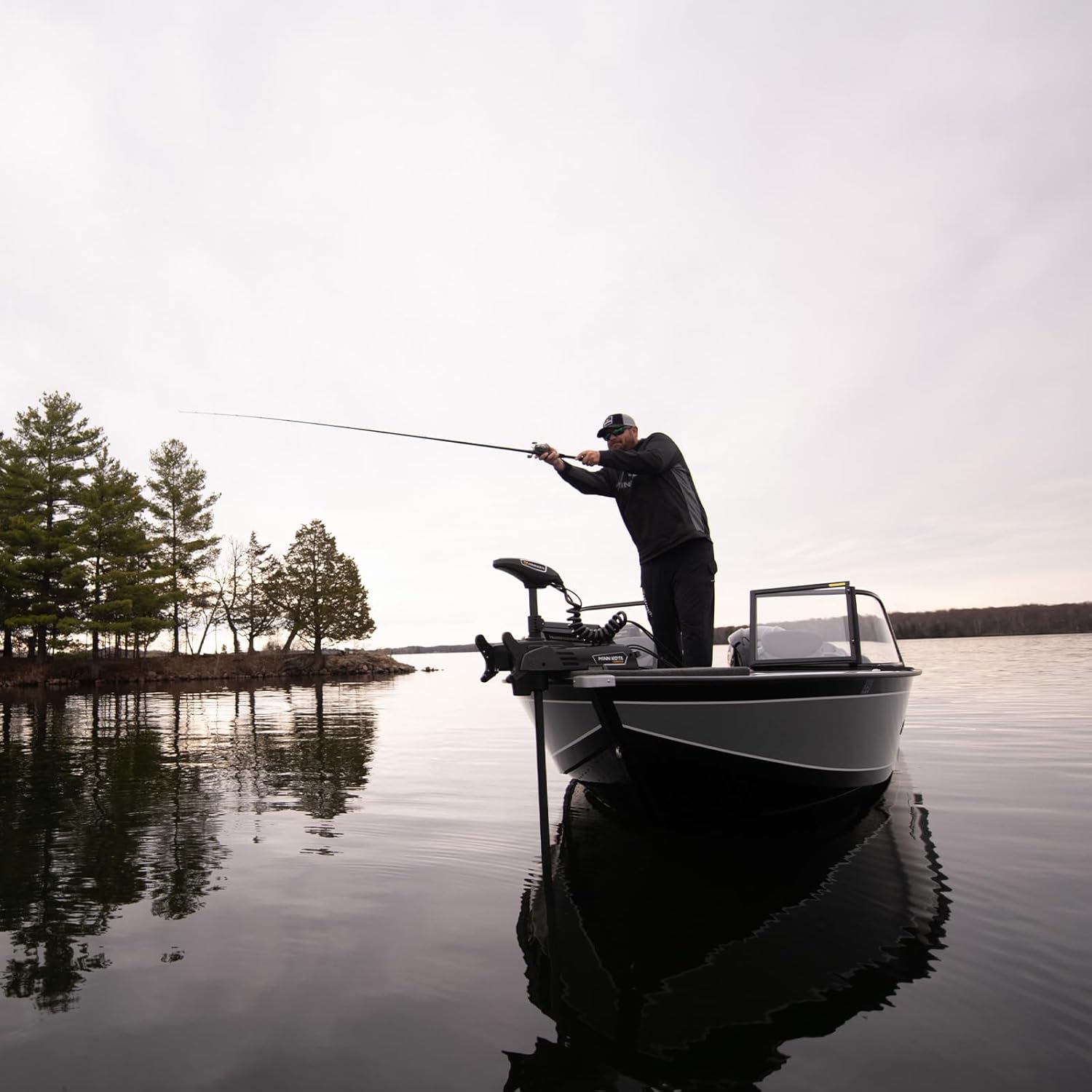 Minn Kota 1358316 Terrova® Bow Mount Freshwater Trolling Motor, 112 lbs. Thrust, 72" Shaft, 36 Volts w/Handheld Remote, Foot Pedal & MEGA Down Imaging