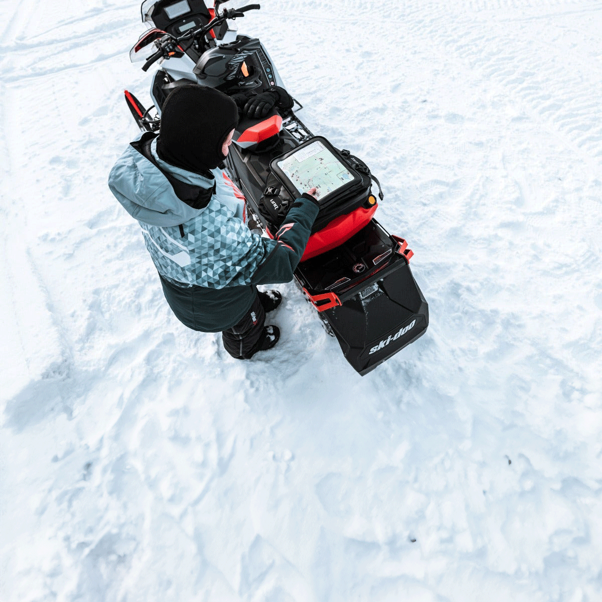 Rider loading the Ski-Doo LinQ Trail Pro Bag 860201986
