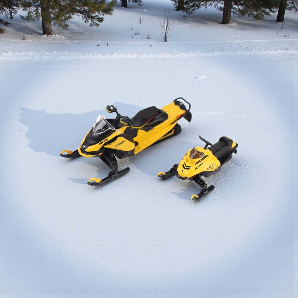 BRP Bombardier 1:32 Scale Diecast Replica – Ski-Doo MXZ Blizzard + MXZ 120cc (Neo Yellow) #60022