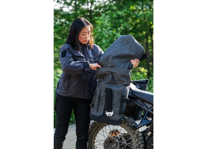 Rider packing gray Can-Am Pulse LinQ saddlebags 22L on Can-Am EV motorcycle